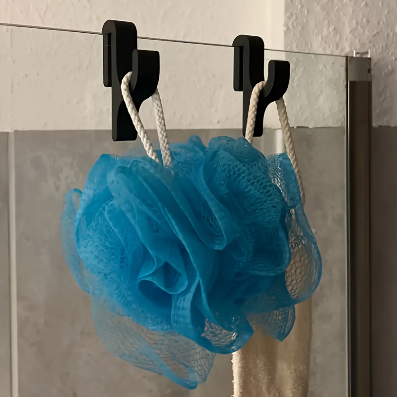 Home Essentials Bathroom Rack - 2個セット ホワイト/2個ブラック、ランダムカラー、フレームレスガラスドア用シャワードアフック、8mmの薄いガラスに適しています、ローブ、パジャマ、バスローブ、タオル、衣類、バスルームアクセサリーに最適、穴あけ不要、簡単設置、タオル掛け、バスローブフック、シンプルなデザイン、モダンなバスルームアクセサリー、頑丈な構造、軽量フック、壁掛けフック、家庭用収納、アパートの住人にとって必須。